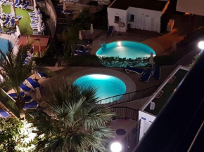 Precioso apartamento con parking y piscinas.